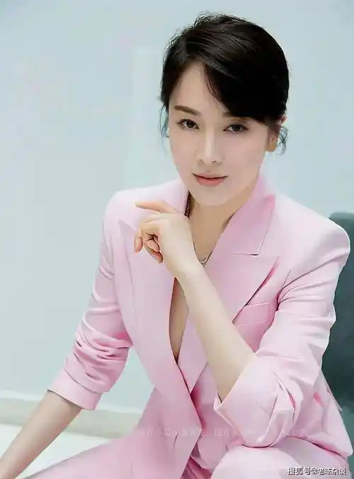 原创真乃人间尤物46岁左小青饱满性感着实迷人