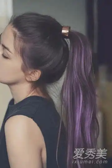 但其实扎的太高会影响整体的造型和颜值,也不要扎的半高不低,在后脑勺