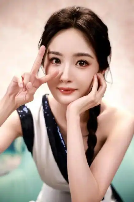 杨幂4月行程曝光,粉丝惊呼忙碌生活|杨幂_新浪新闻