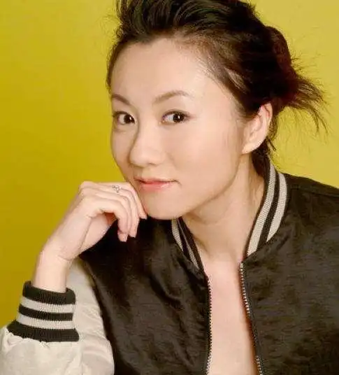 "何眉"扮演者孙赢,戏剧中的何眉是一个跟钟跃民有关系但没有感情的人.