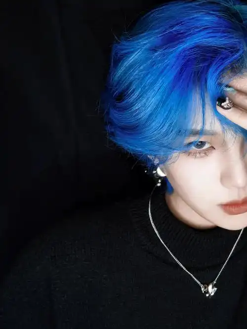 染了蓝色头发后开始疯狂拍照模式