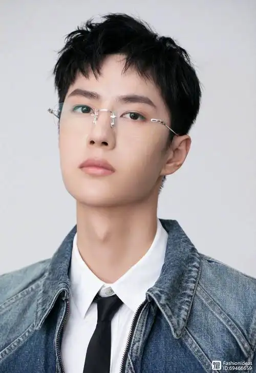 王一博复古牛仔套装搭配金丝框眼镜,精致简约,凸显少年气