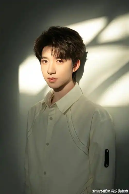 贺峻霖又穿了白衬衫#好想说贺峻霖和白衬衫的适配度99,阳光帅气大