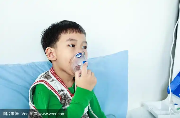 亚洲儿童持有面罩蒸汽吸入器治疗哮喘.
