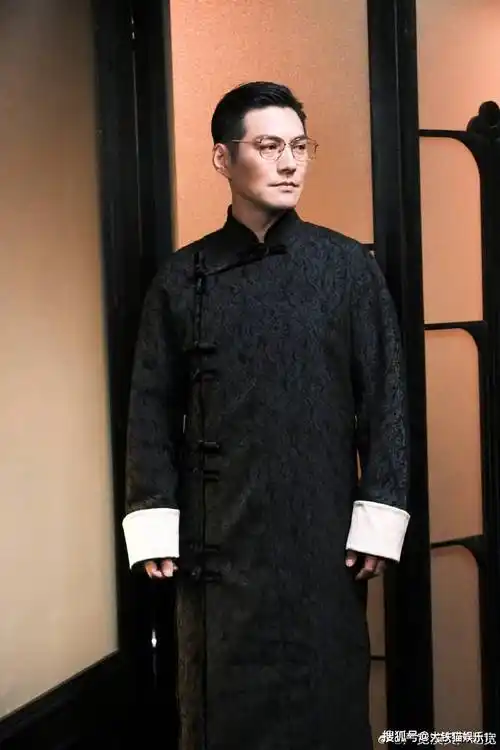 这一夜,严屹宽帅得夺目,新中式战袍高级优雅,45岁仍像小说男主