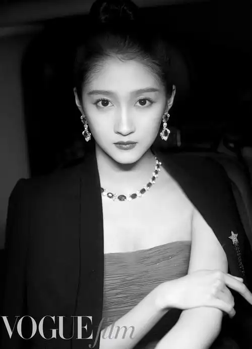 关晓彤戛纳红裙造型尽显曼妙身姿 网友:背影绝了_明星活动_图集_电影