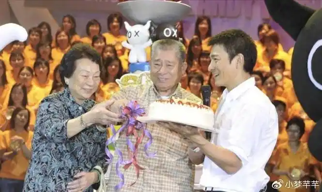 刘德华携妻儿现身父亲葬礼刘母送别亡夫郭富城任贤齐送花牌