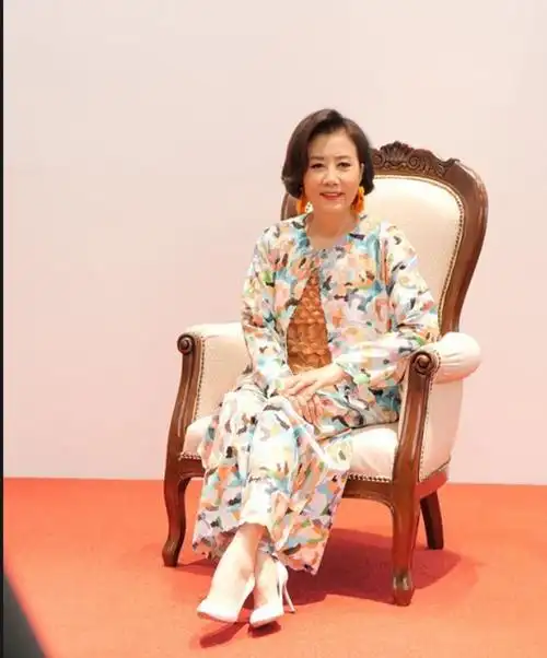 汪明荃与老伴出游她76岁嫩似少女77岁罗家英老成爷爷辈