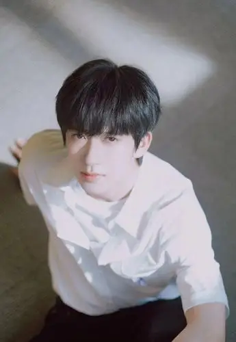 能量偶像人物志身着白衣心有锦缎贺峻霖