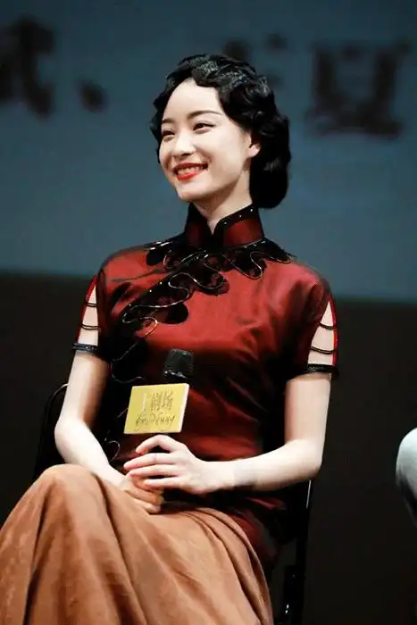 幺幺洞捌话剧发布会现场倪妮一身旗袍复古装出席
