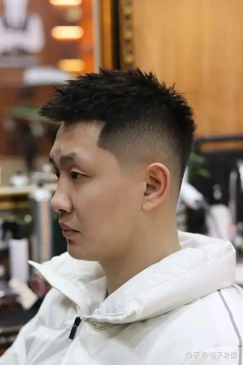 飞机头可以说是打造型男的最好发型了,生活中很多普普通通的男士,只要