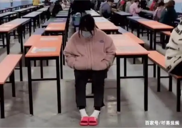 穿拖鞋上班的女孩