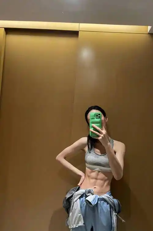 2022跨年时,金晨连续两周都晒出自己的健身照,立刻惊到大批网友,她