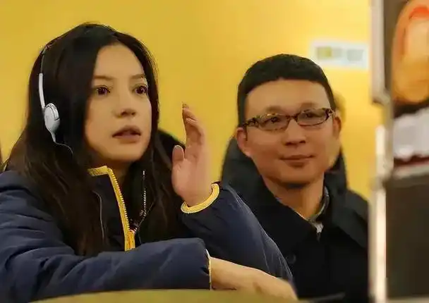 赵薇母亲揭秘家族巨变儿子离婚巨款被分女儿消失荧屏丈夫离