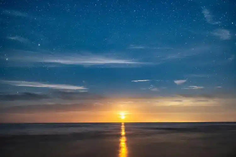 太阳从海面升起的图片