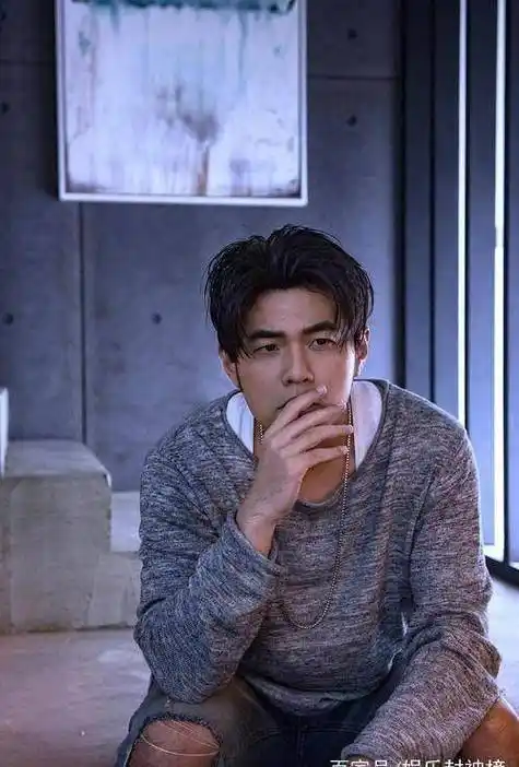 周杰伦的新歌mv造型,中分侧颜简直帅爆,网友:p图师真是辛苦!