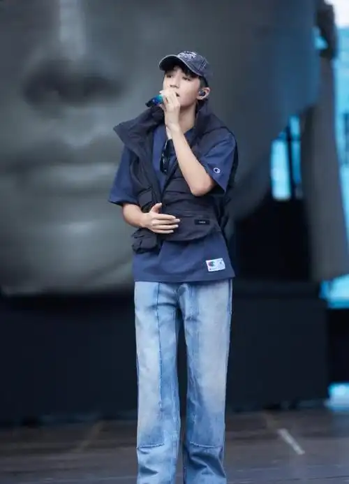 荷尔蒙爆棚!王俊凯现身蔡依林演唱会,牵手自曝理想型掀全场高潮