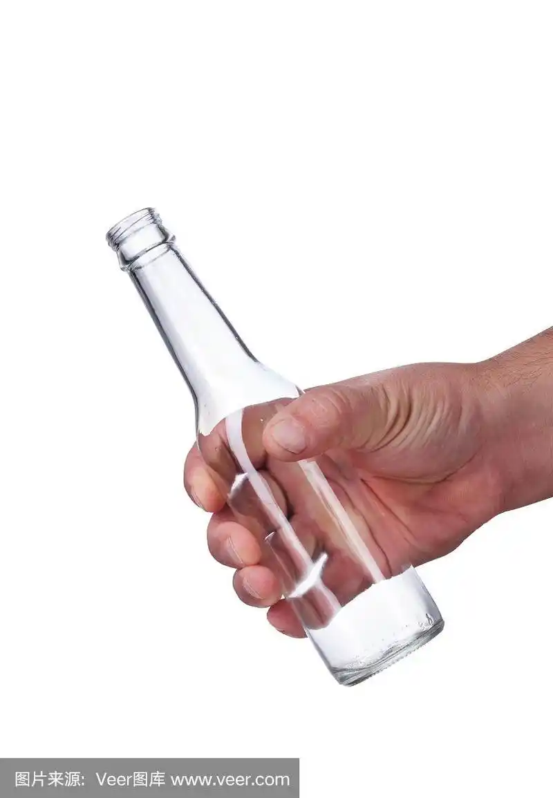 手里拿着一个空啤酒瓶