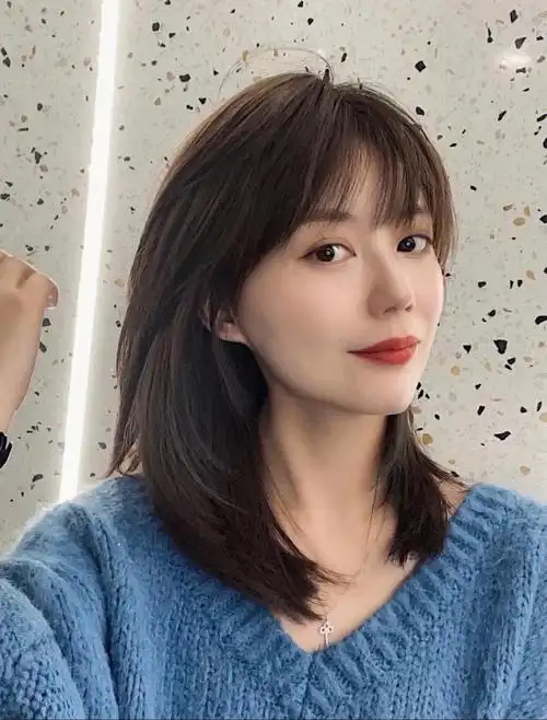 头顶比较塌的小姐姐超级显脸小的发型,非常减龄裁剪非常重要,才能有