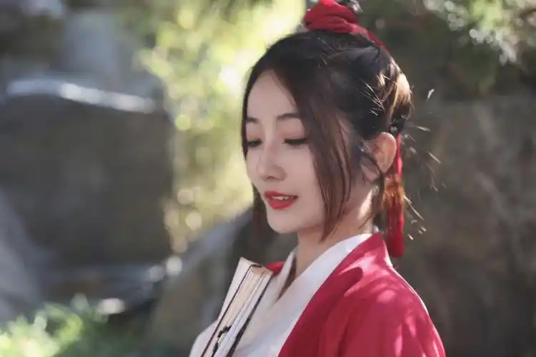 感谢造型师小姐姐设计的发型,让我体验了一把汉服瘾#古风写真  #短发