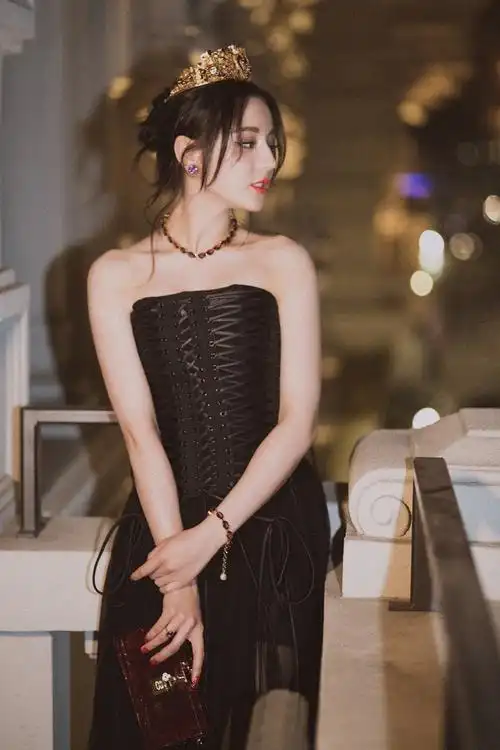 迪丽热巴亮相米兰时装周 黑裙女王优雅皇冠吸睛