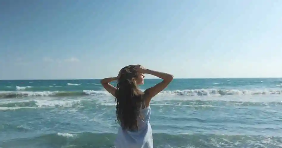 海边美女海边女人美女放飞自己享受人生视频素材