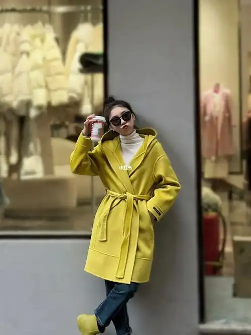 芥末黄大衣冬天里的一抹亮色