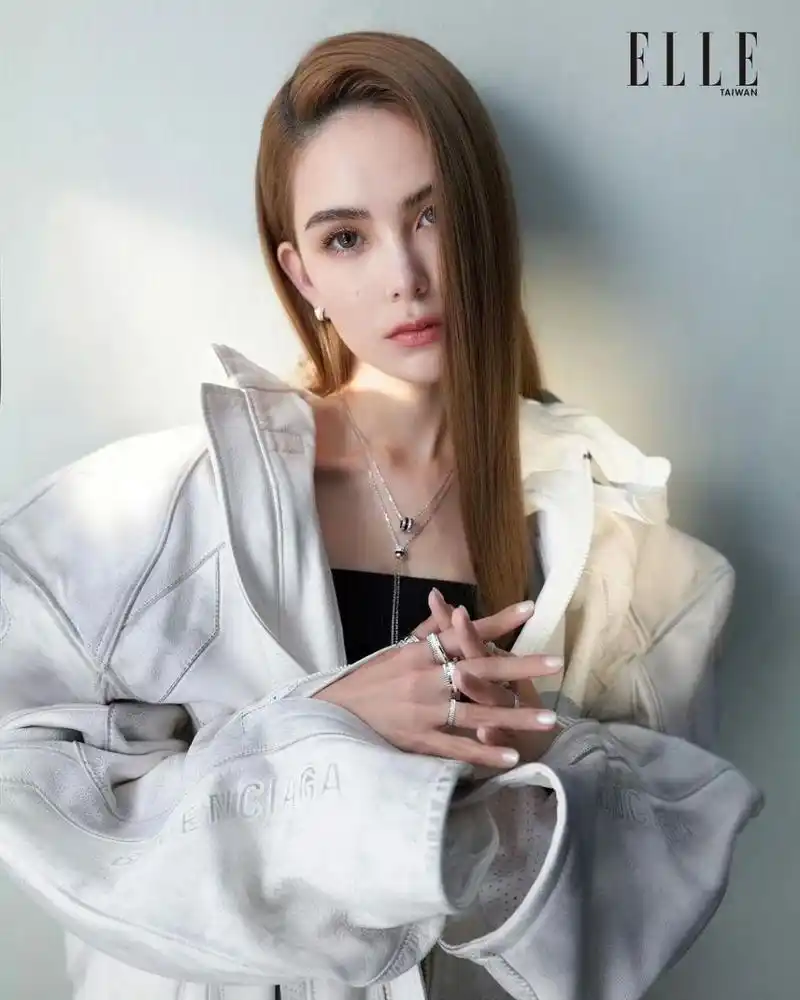 昆凌×elle 台版5月刊封面大片