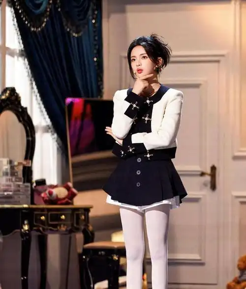 39岁的唐嫣灰色马甲百褶裙套装搭配白色衬衫瞬间让人爷青回