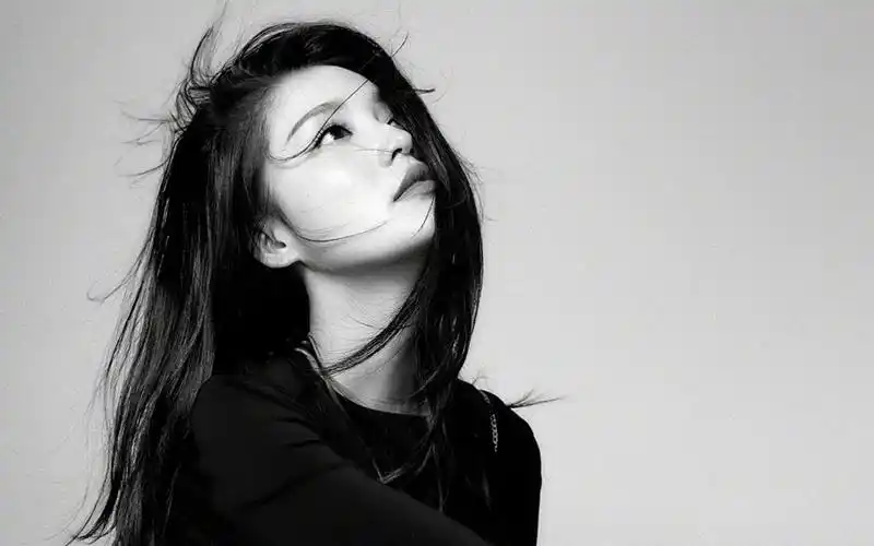 李沁黑白光影高清桌面壁纸