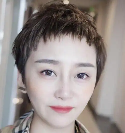 一点都没见老,不是很多的头发剪短到耳朵上面,然后弄成露耳波波头短