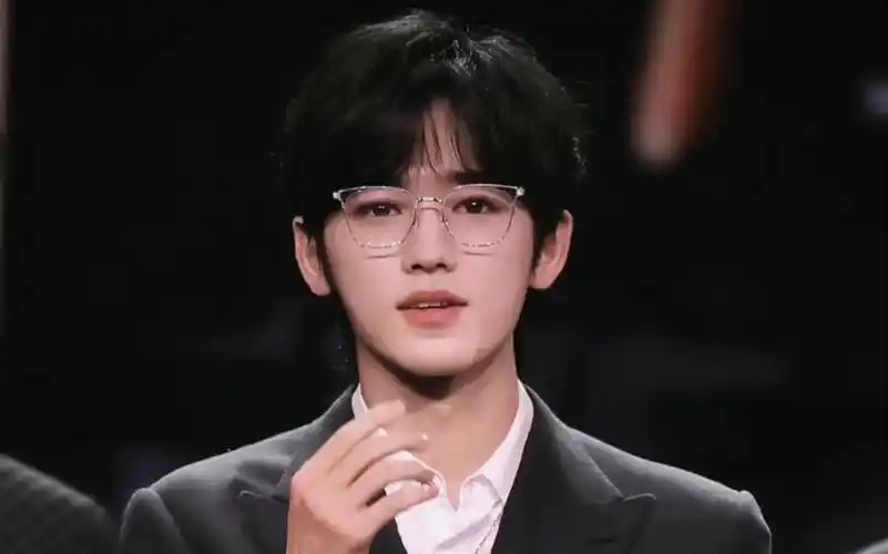 我的xp宋亚轩戴眼镜