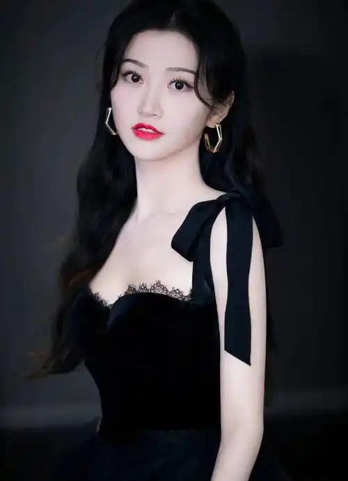 景甜,身材饱满,气质绝佳,妥妥人间富贵花_羽毛_元素_白色