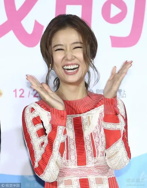 林心如拍手大笑,心情超好. 林心如蕾丝透视裙似少女般轻盈 .