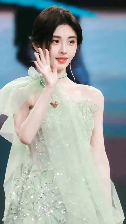 鞠婧祎和李冰冰聚餐被拍,有说有笑很熟络,这是要加入和颂了?