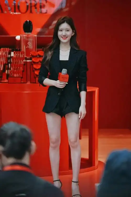 赵露思珠帘玉幕发型#赵露思一字带美腿玉足