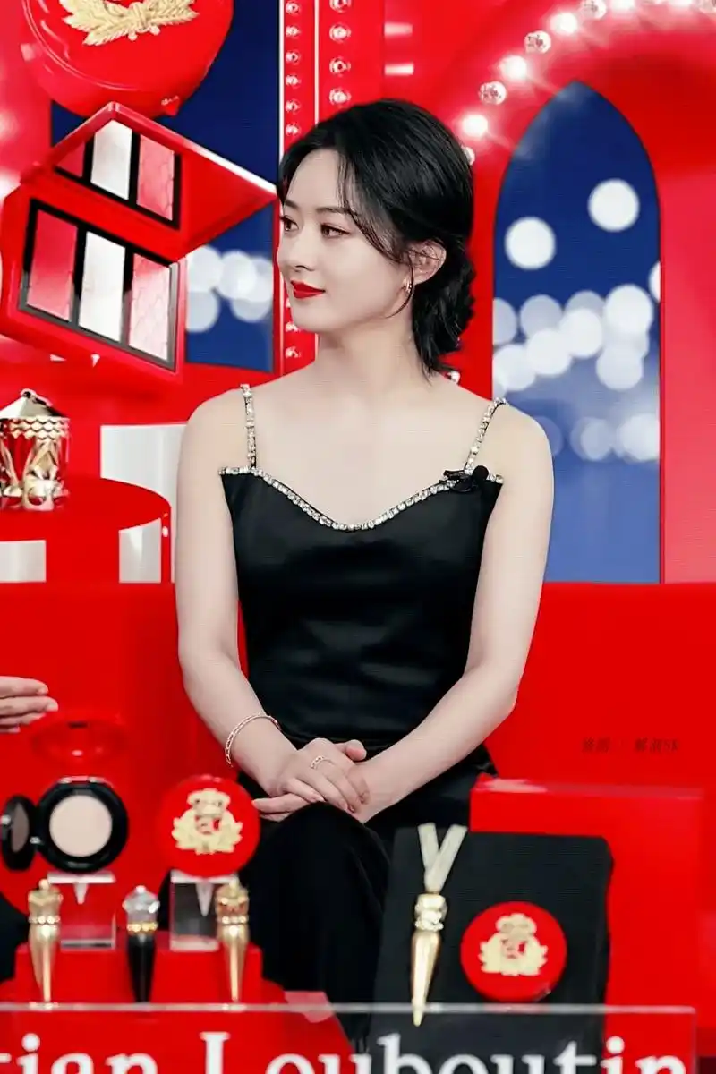 赵丽颖最新高冷照,和我的女王殿下一起,展现出耀眼的钻石光泽,颖宝既