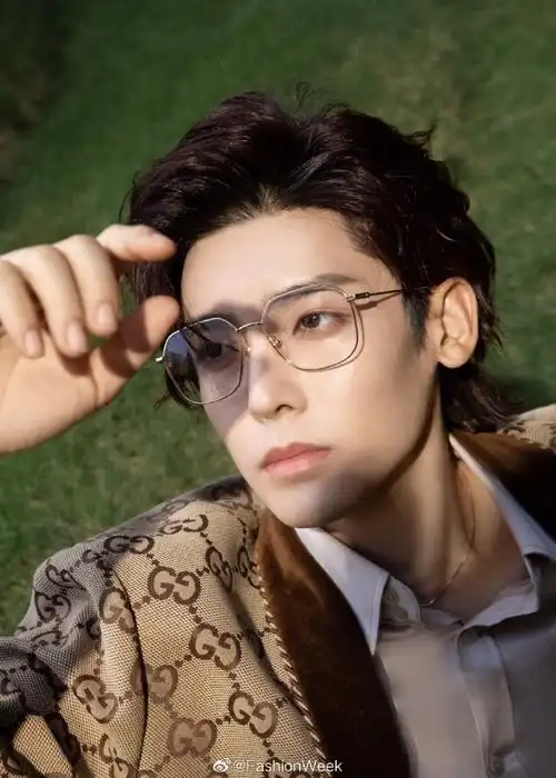 侯明昊复古雅痞眼镜造型