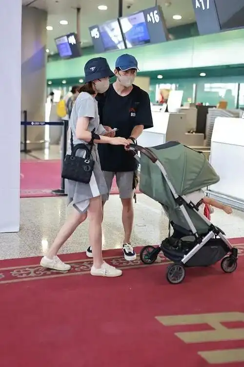 王阳携妻女现身机场,41岁高斯少女感依然,2岁女儿眼睛很像妈妈