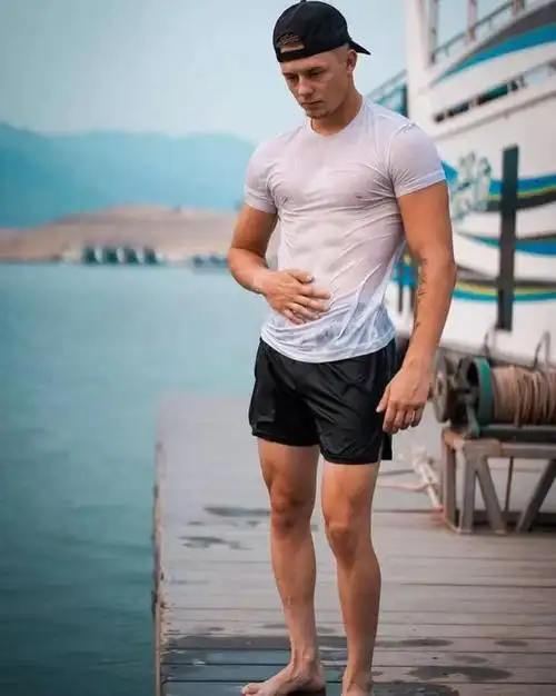 想看肌肉男的身材吗别急撩起衣服让你细细瞧胸肌和八块腹肌