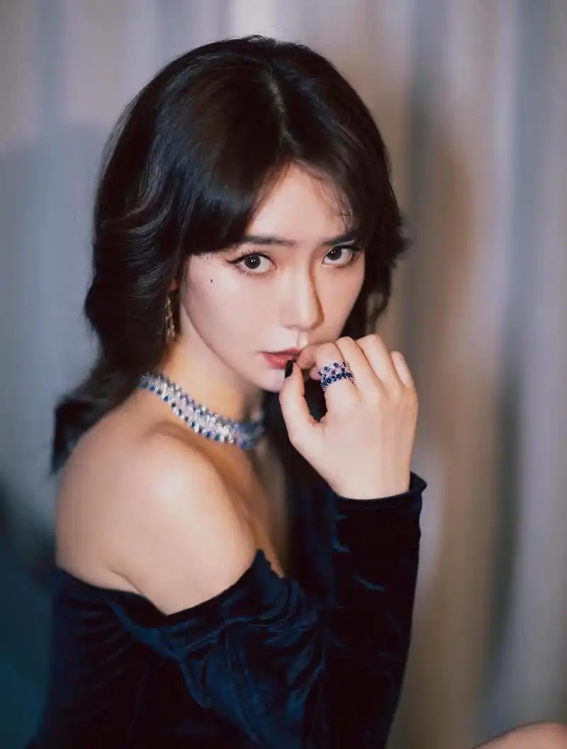 戚薇生日美图:中性酷飒身材火辣 戚薇庆祝39岁生日,身穿灰色休闲上衣