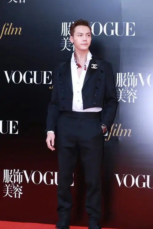 陈伟霆出席voguefilm时装电影展开幕酒会 法式小王子慵懒帅气