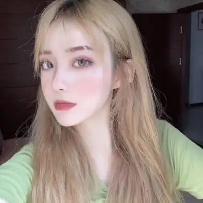 黄色头发女生头像眼盛星光心向远方如无其事野蛮生长