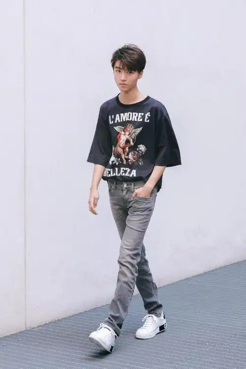 王俊凯穿短袖时髦满分,唯一不足:太瘦,肩膀撑不起来