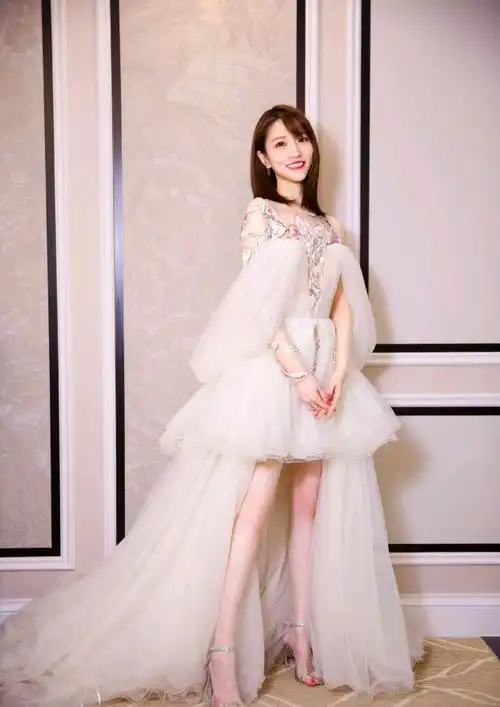 张纯烨真的好美身穿白色连衣纱裙配高跟凉鞋气质清新甜美