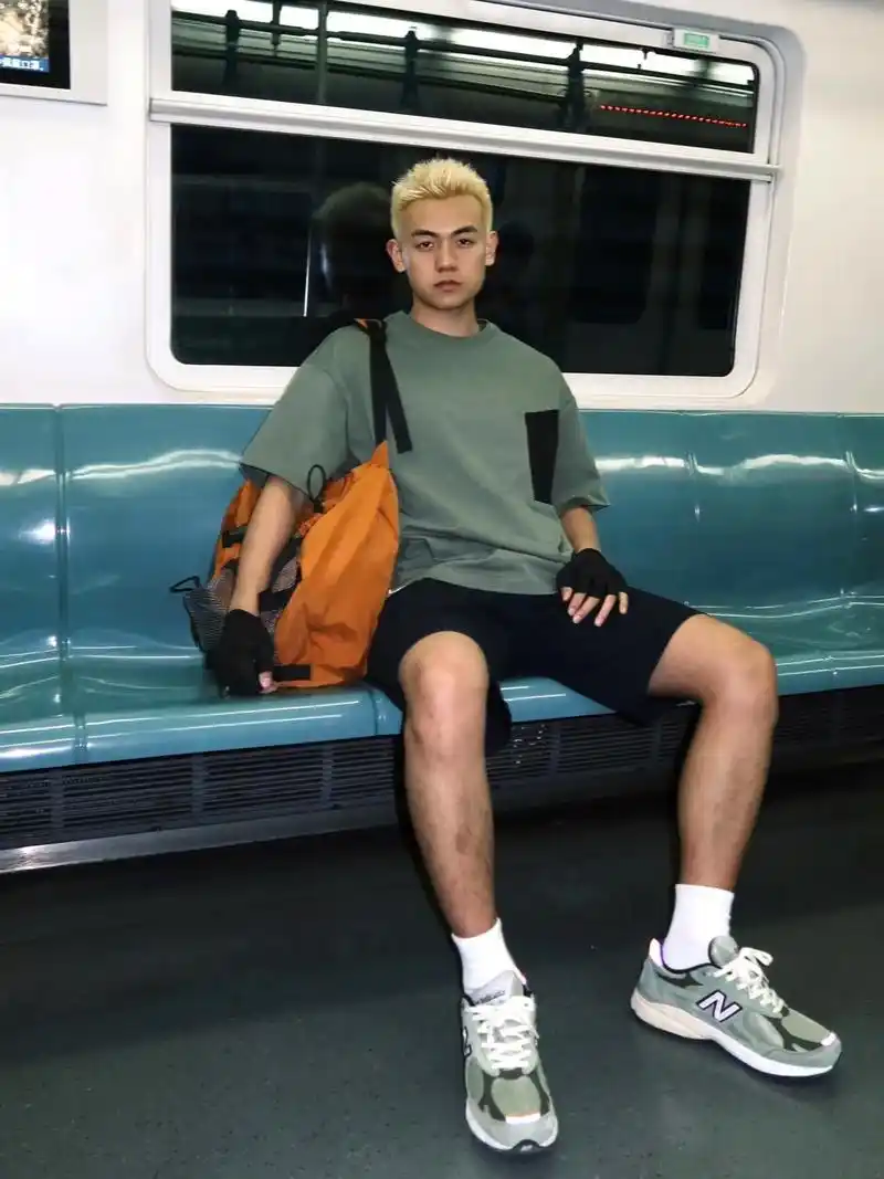 地铁上碰到一个黄头发的男生