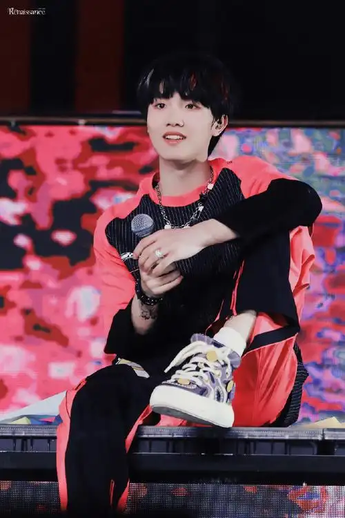 今日星拍放送##苏新皓在地铁上跳舞