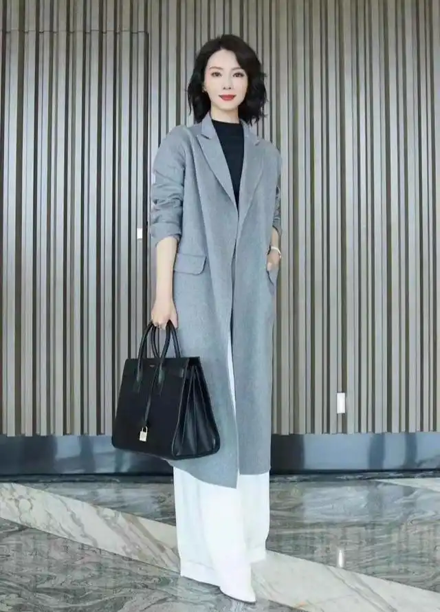 黄磊初恋一袭吊带裙惊艳亮相42岁身材绝佳气质不输超模