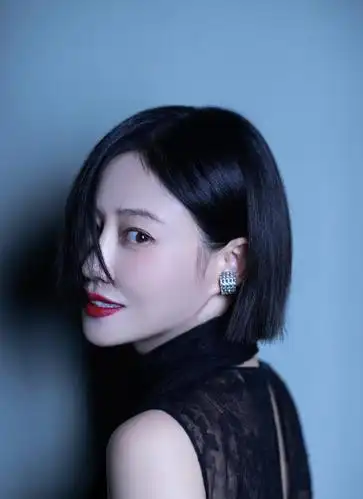 谭卓大牌代言时尚魅惑卡其色丝光风衣女人味十足再现高贵妃