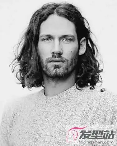 男生波浪卷发型 时尚灵动潮男必备